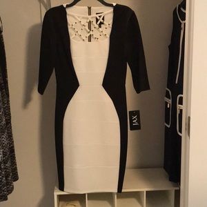 NWT “JAX” BLACK & WHITE DRESS. ELBOW LENGTH SLEEVE  GREAT FIGURE  FLATTERING. S6